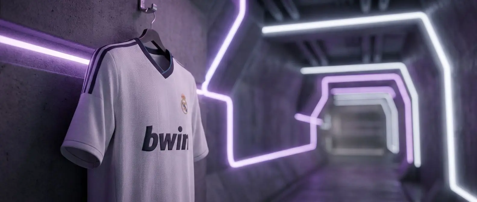 Camiseta del Real Madrid con el logo de bwin en un túnel de estadio